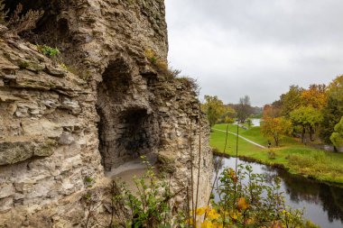Pskov 'da Gremyachaya tepesinde, Pskova nehri kıyısında harap olmuş bir Gremyachaya kulesi.