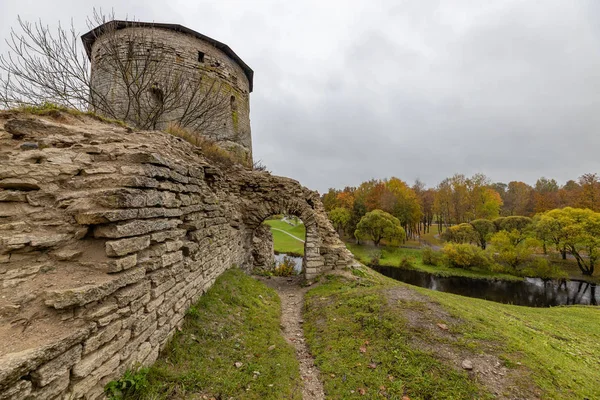 Pskov 'da Gremyachaya tepesinde, Pskova nehri kıyısında harap olmuş bir Gremyachaya kulesi.