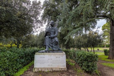 Villa Borghese bahçesinde Çereteli 'nin ünlü Rus yazar Nikolai Gogol' un anıtı.