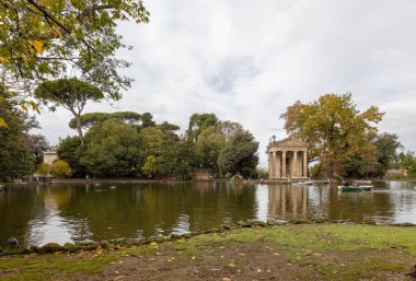 Sonbaharda Roma. Villa Borghese 'de. Parktaki Gölet