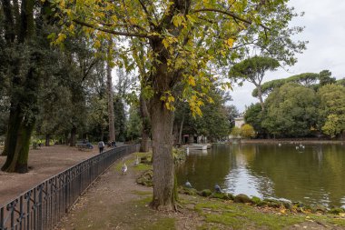 Sonbaharda Roma. Villa Borghese 'de. Parktaki Gölet