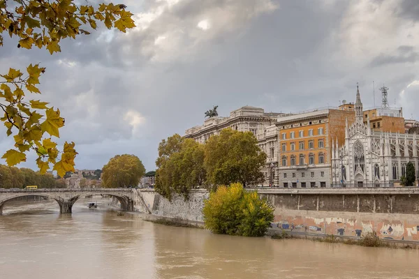 Tiber Nehrinin Yüksek Seviyesi Şiddetli Yağmurdan Sonra Çamurlu — Stok fotoğraf