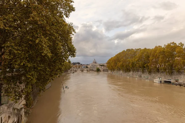 Tiber Nehrinin Yüksek Seviyesi Şiddetli Yağmurdan Sonra Çamurlu — Stok fotoğraf