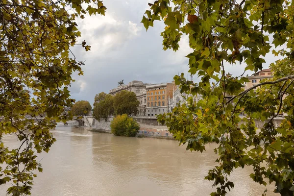 Tiber Nehrinin Yüksek Seviyesi Şiddetli Yağmurdan Sonra Çamurlu — Stok fotoğraf