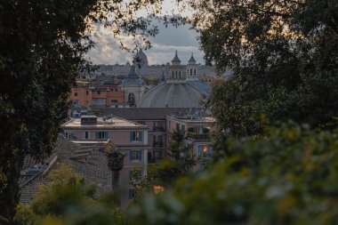Pincian Hill, Villa Borghese Gardens, Roma, İtalya 'daki halk parkından Roma çatılarının gece manzarası