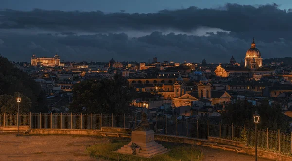 从意大利罗马Pincian Hill公园 Villa Borghese花园看罗马屋顶的夜景 — 图库照片