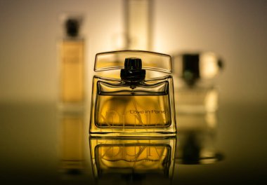 Nina Ricci parfüm dükkanında parfüm şişesi