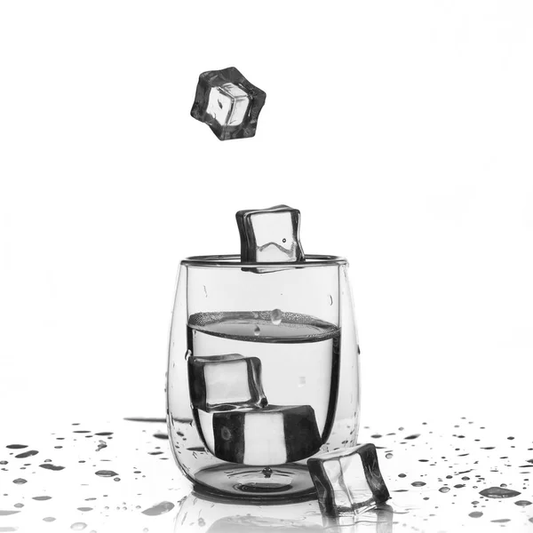 Cubi Ghiaccio Che Cadono Bicchiere Uno Sfondo Bianco — Foto Stock