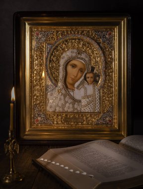 Kazan 'ın annesi ve yanında yanan bir kilise mumu olan ikonu..