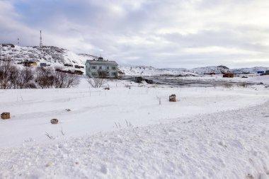 Barents Denizi kıyısındaki eski balıkçı köyü, Kola Yarımadası, Teriberka, Rusya