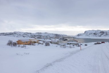 Barents Denizi kıyısındaki eski balıkçı köyü, Kola Yarımadası, Teriberka, Rusya