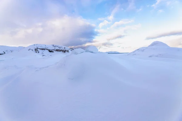 Piękne Niebo Nad Śnieżnym Wybrzeżem Oceanu Arktycznego Teriberka Rosja — Zdjęcie stockowe