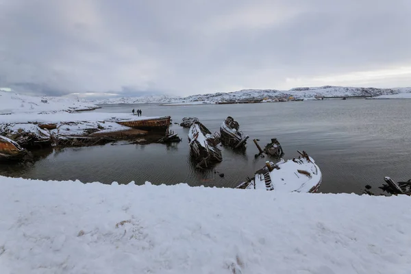 バレンツ海沿岸の古い漁村の船の墓地 コラ半島 テリベルカ ロシア — ストック写真