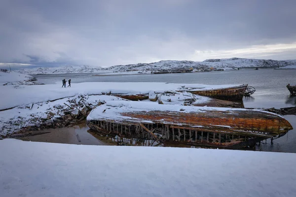 バレンツ海沿岸の古い漁村の船の墓地 コラ半島 テリベルカ ロシア — ストック写真