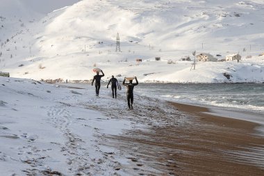 Sörfçüler, Arktik okyanus, Teriberka ve Rusya 'nın dalgalarını aştıktan sonra geri dönerler.