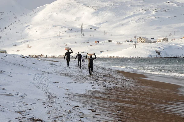 Surferzy Wracają Ujeżdżaniu Fal Oceanu Arktycznego Teriberka Rosja — Zdjęcie stockowe