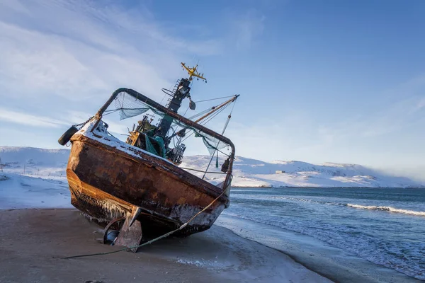 Yan Yatmış Bir Balıkçı Teknesi Barents Denizi Kıyısında Bir Fırtınayla — Stok fotoğraf