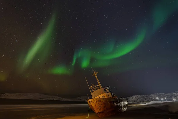 Des Lumières Polaires Dans Ciel Étoilé Bateau Pêche Couché Sur — Photo