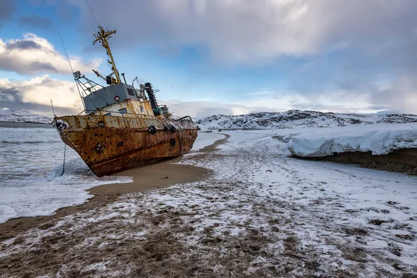 Yan Yatmış Bir Balıkçı Teknesi Barents Denizi Kıyısında Bir Fırtınayla — Stok fotoğraf