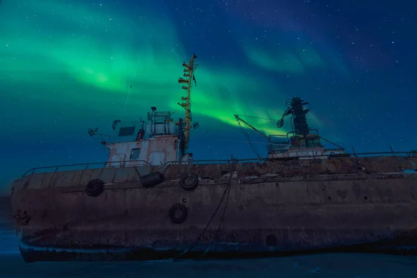 Polární Světla Hvězdné Obloze Rybářský Člun Ležící Boku Vyplavený Bouří — Stock fotografie