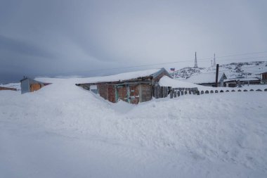 Gece Sorot nehrinin kıyısındaki eski değirmen. Puşkin köyü dağları, Pskov bölgesi, Rusya