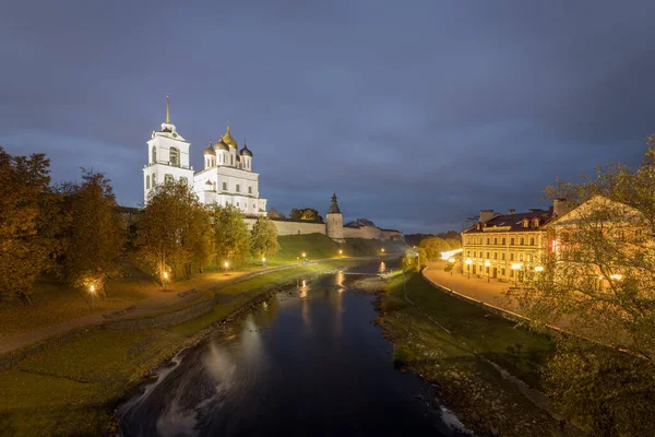 Las Orillas Del Río Pskova Kremlin Pskov Catedral Trinidad Pskov — Foto de Stock