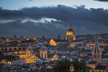 Pincian Hill, Villa Borghese Gardens, Roma, İtalya 'daki halk parkından Roma çatılarının gece manzarası