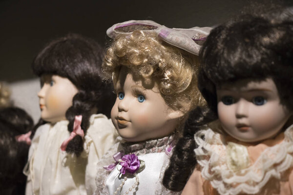 Прекрасные фарфоровые куклы. Фото на складе.