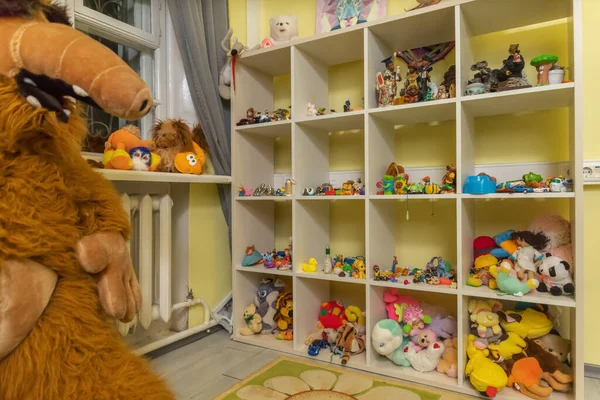 Interior Quarto Das Crianças Com Muitos Brinquedos Armário Com Prateleiras — Fotografia de Stock