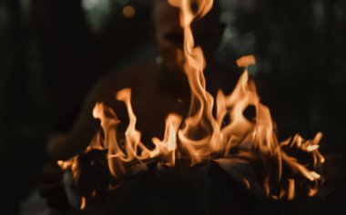 Alevler içindeki bir adam Ormandaki bir elde