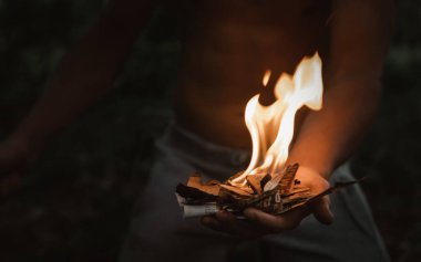 Alevler içindeki bir adam Ormandaki bir elde