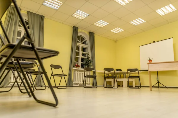 Interior Uma Sala Reuniões Sala Reuniões Escritório Com Paredes Amarelas — Fotografia de Stock