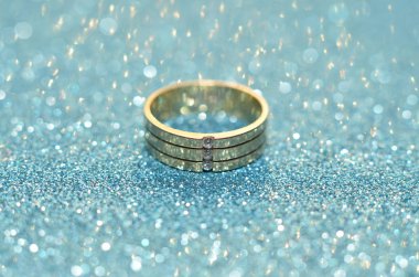 Sarı altın alyans.