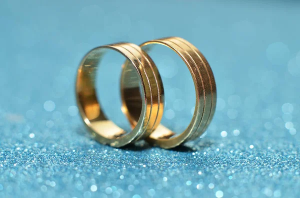 Yellow gold wedding ring round