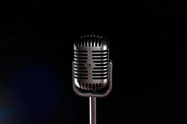 Stříbrný Krabicový Mikrofon Zakřivenými Pruhovanými Konci Tyčemi Černým Pozadím — Stock fotografie