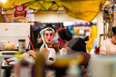 Çin Teochew Operası. Sahne arkasındaki göstericiler Çin Hayalet Festivali 'nde sahne almaya hazırlanıyorlar. Asya geleneksel kültür sanatları.