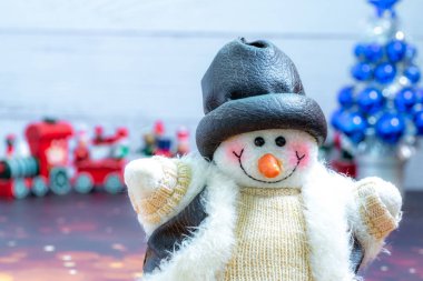 Kardan adamın ön plandaki yakın çekimi, oyuncaklarla, dekorasyonlarla, süslemelerle Noel tatili konsepti