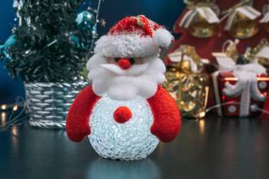 Oyuncaklarla, dekorasyonlarla, süslemelerle Noel tatili konsepti