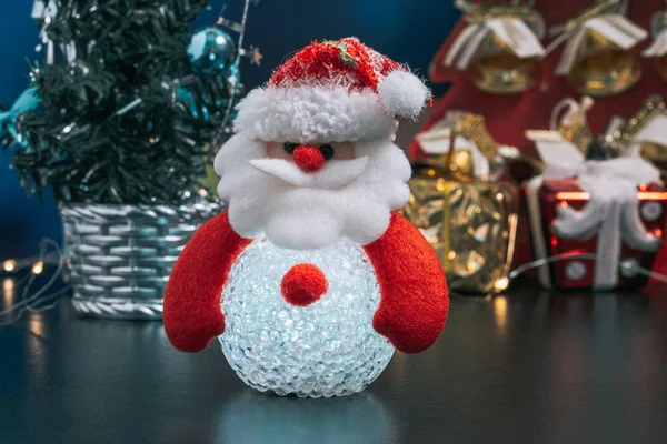 Oyuncaklarla, dekorasyonlarla, süslemelerle Noel tatili konsepti