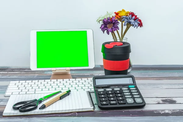 Papelaria, xícara reutilizável, teclado e tablet móvel com tela verde — Fotografia de Stock