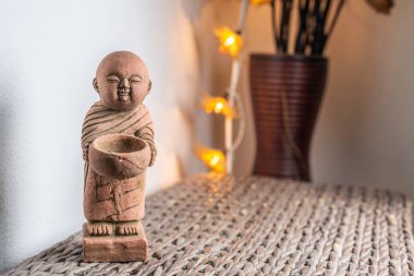 Ev dekorasyonu ayakta minyatür keşiş heykeli