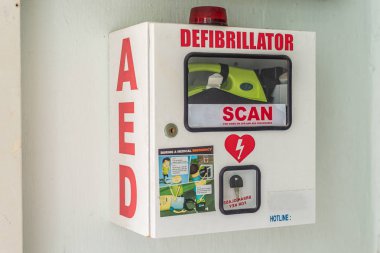Güvenli bir kutuda otomatik dış defibrilatör.