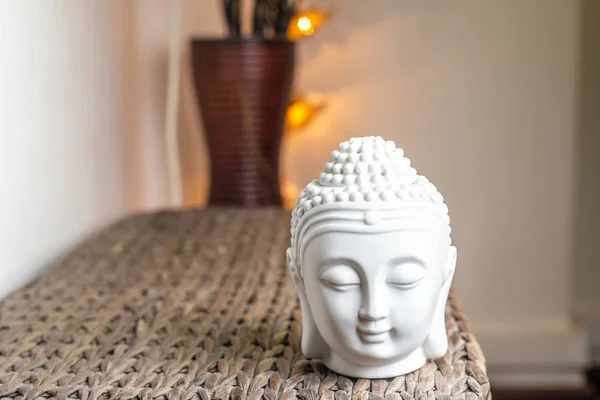 Miniaturowy biały Budda głowa & twarz. Podświetlane tło. — Zdjęcie stockowe