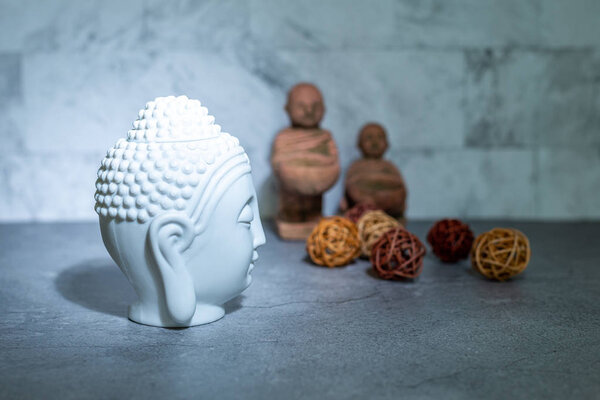 Украшение дома орнамент. Белое лицо Будды, ротанговые тростниковые шарики
.