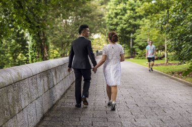Asyalı sevgili çift düğün öncesi açık hava fotoğraf çekimi. Sıradan doğal insan portreleri..