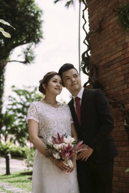 Asyalı sevgili çift düğün öncesi açık hava fotoğraf çekimi. Sıradan doğal insan portreleri..