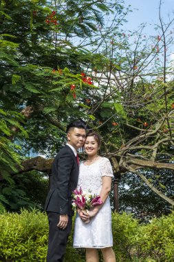 Asyalı sevgili çift düğün öncesi açık hava fotoğraf çekimi. Sıradan doğal insan portreleri..