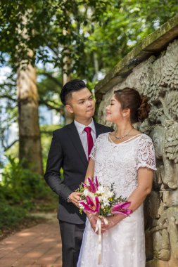 Asyalı sevgili çift düğün öncesi açık hava fotoğraf çekimi.