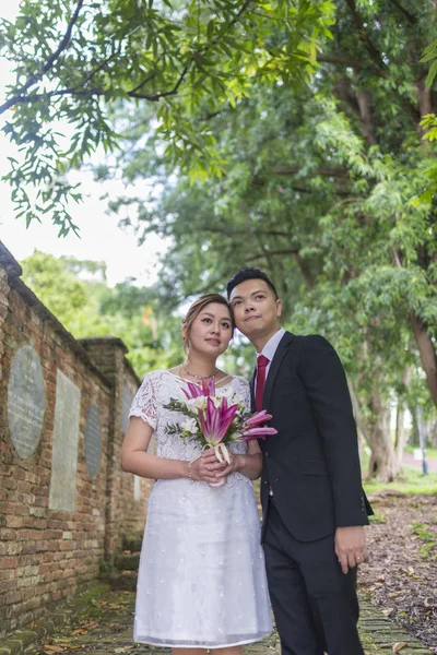 Asyalı sevgili çift düğün öncesi açık hava fotoğraf çekimi. Sevgi dolu romantik çift. — Stok fotoğraf