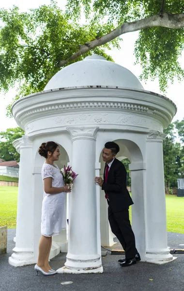 Asiático casal amoroso pré-casamento sessão de fotos ao ar livre . — Fotografia de Stock